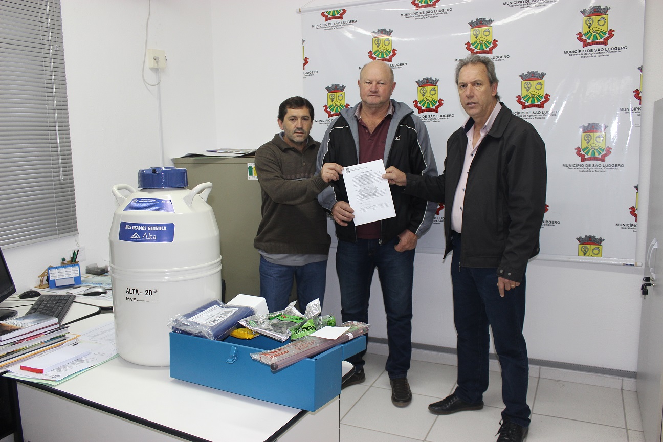 Mais um Produtor Rural recebe botijão de sêmen em São Ludgero