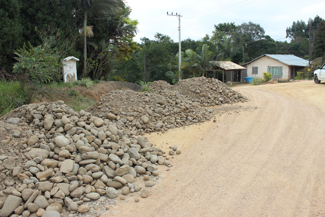 Trabalhos seguem na Estrada Geral Bom Retiro para o primeiro trecho receber a camada asfáltica