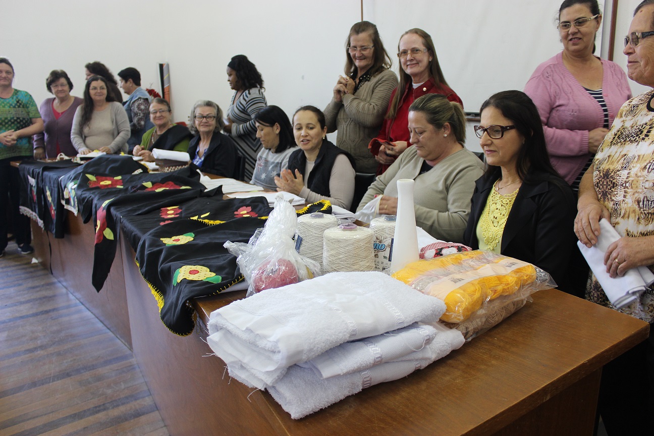 Clube de Mães recebem materiais para auxiliar no desenvolvimento das atividades e confecções de...