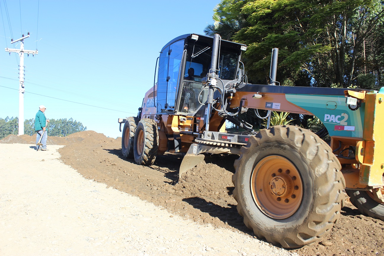Trabalhos na fase final para que trecho de 1,1 quilômetro da Estrada Geral Bom Retiro receba...