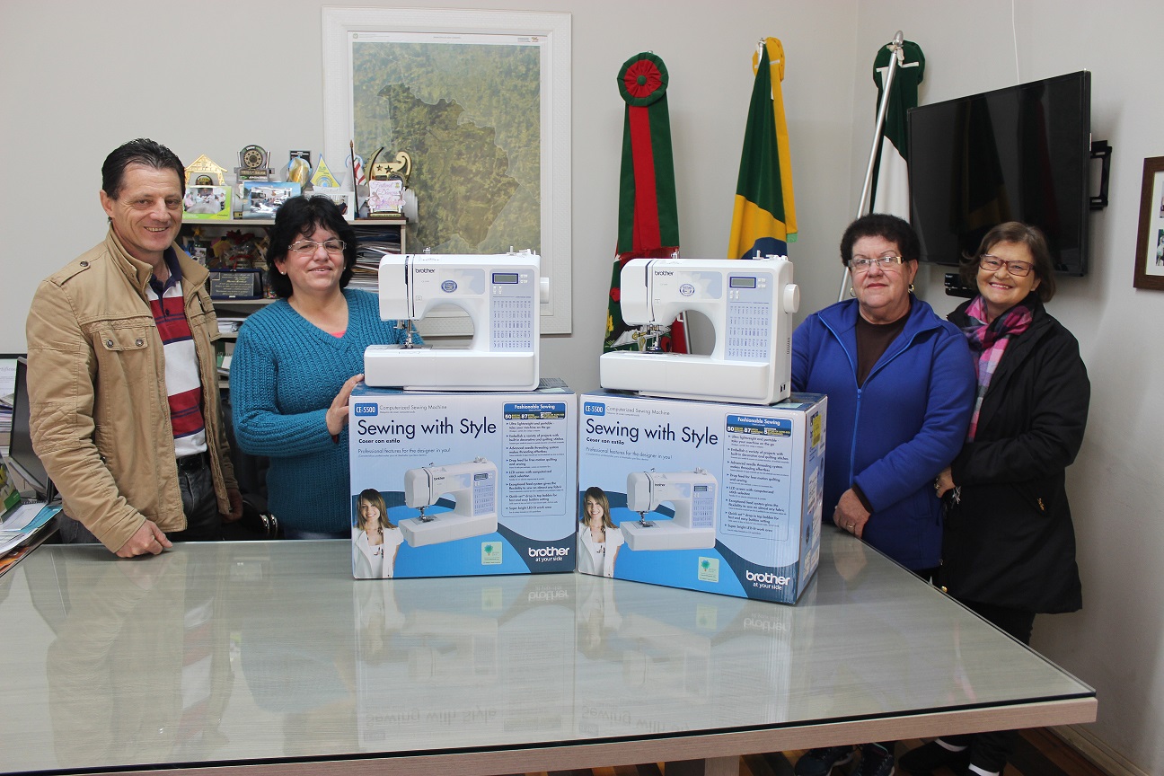 Mais duas máquinas de costura são entregues para Clubes de Mães