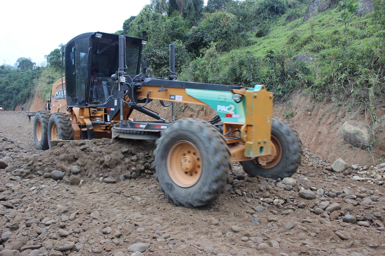 Encerra hoje a compactação da sub-base em trecho de 800 metros da Estrada Geral Três Divisas