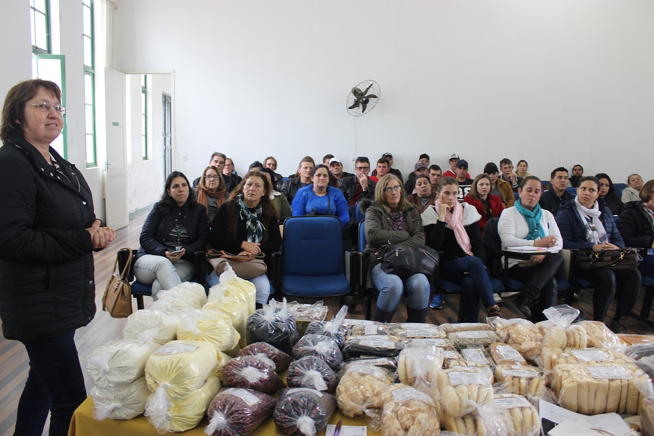 Comitiva das cidades de Ituporanga e Lontras visitam a Cooperativa de Agricultoras Familiares e...
