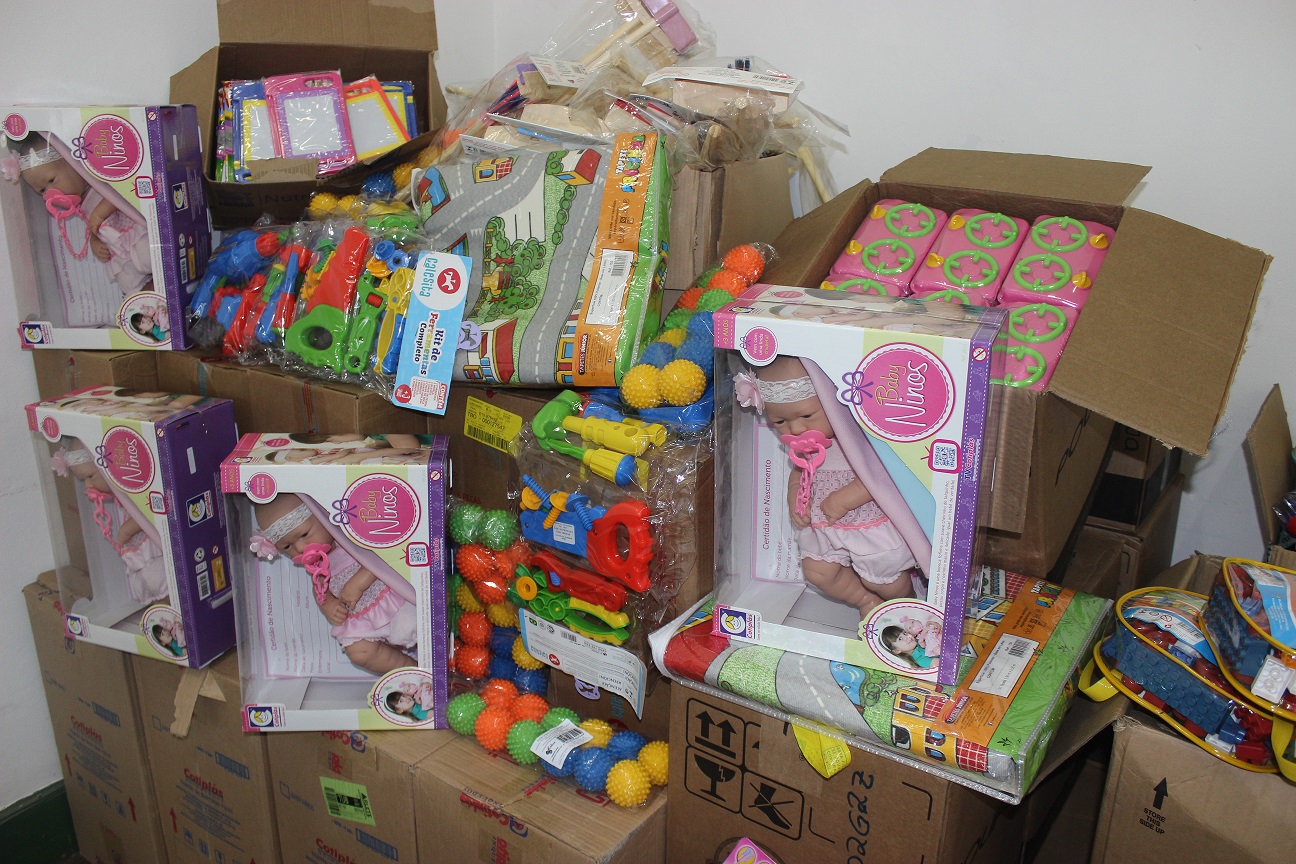 Secretaria de Educação começa receber e entregar brinquedos às escolas que formam a Rede...