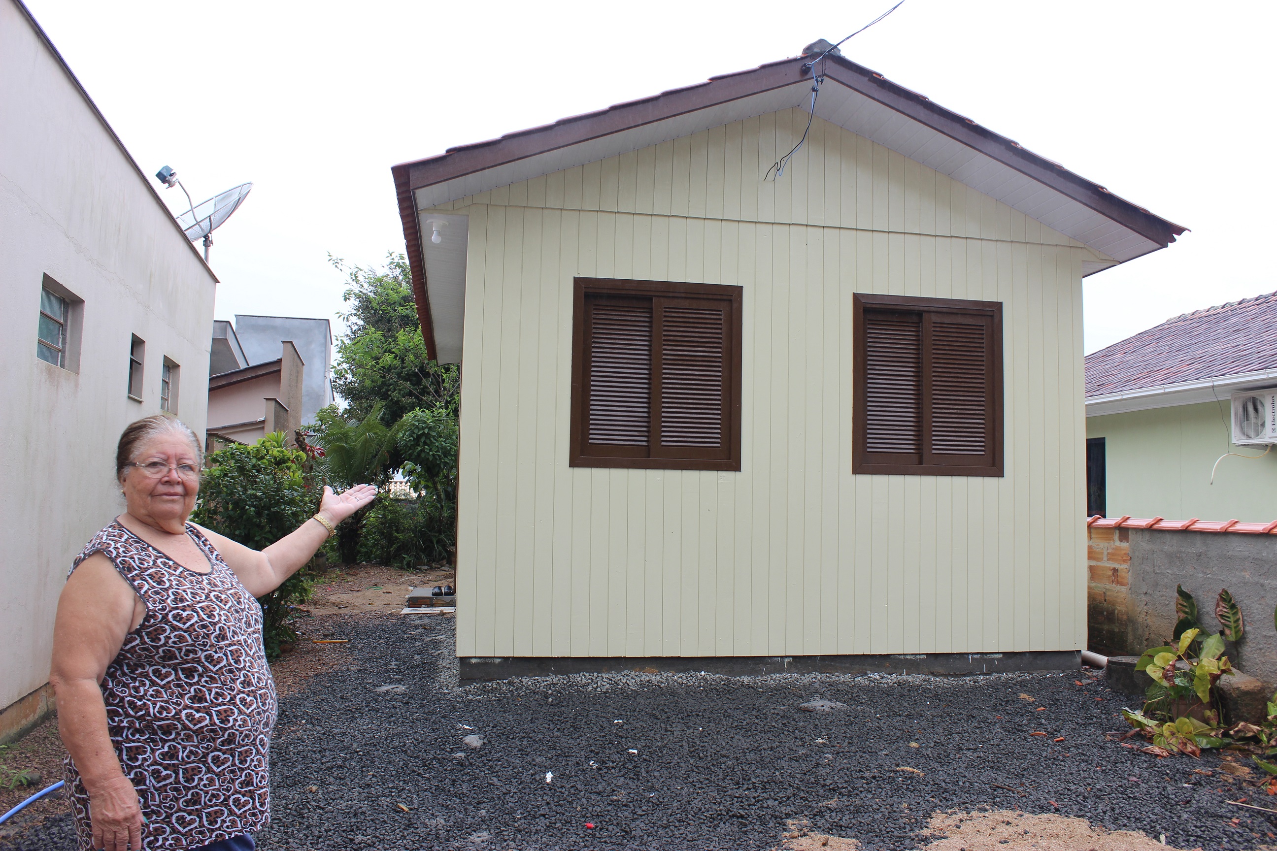 A felicidade de Dona Emília, 72 anos, ao entrar na casa nova construída há várias mãos