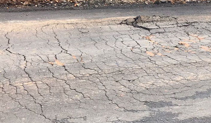 Trecho de asfalto danificado na Estrada Geral do Mar Grosso é de responsabilidade do Loteamento...