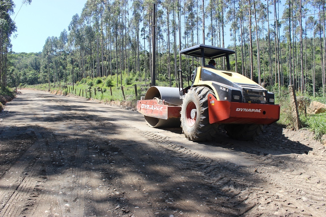 Duas frentes de trabalho para pavimentar mais 2,5 quilômetros da Estrada Geral Bom Retiro