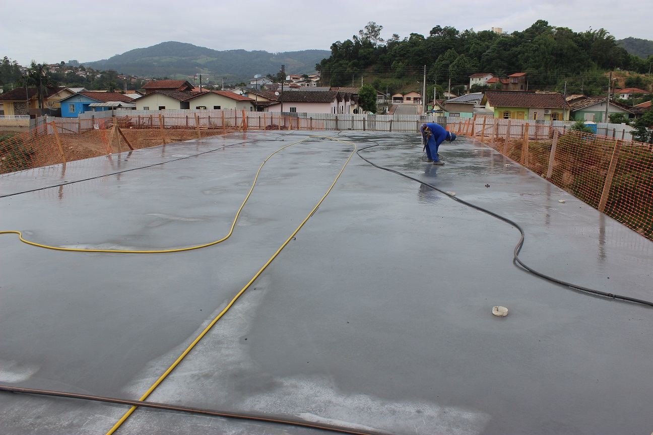 Com concretagem da pista finalizada e aguardando o tempo de cura, trabalhos na construção da...