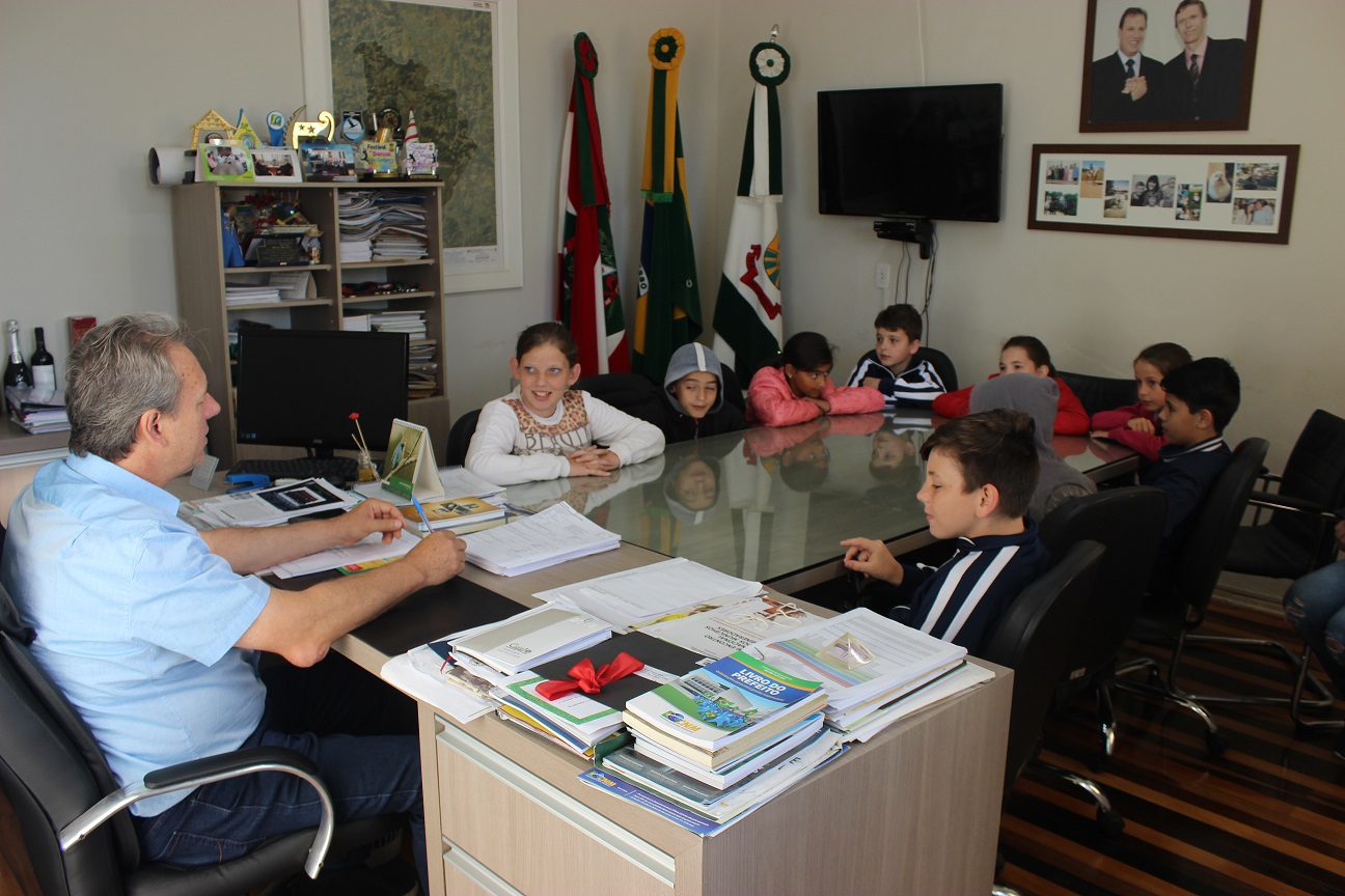 Grupo de alunos do 4º e 5º Anos da EEF Bom Retiro conhecem sobre funcionamento da Prefeitura de...