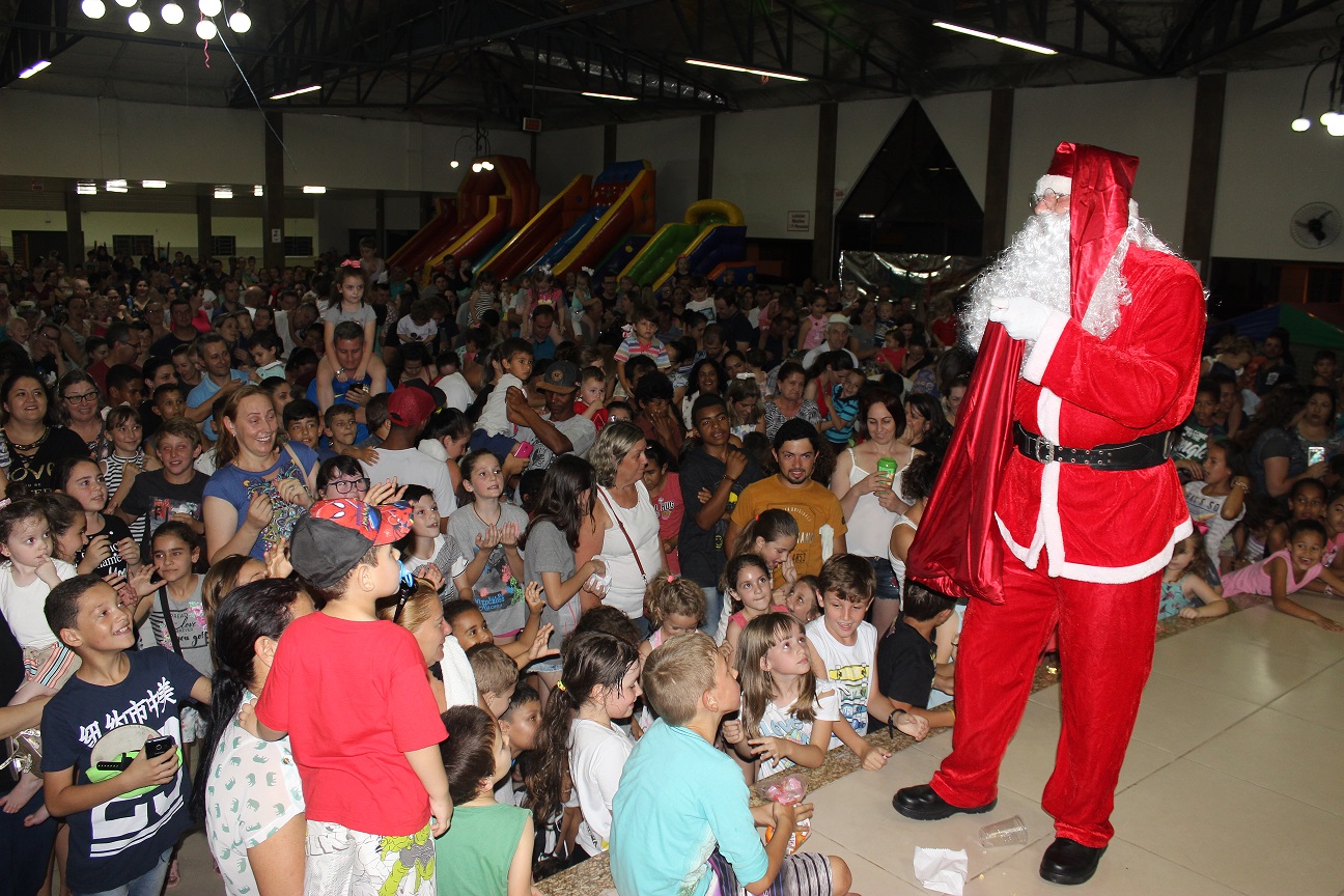Crianças fizeram a festa com brinquedos, algodão doce, pipoca e Papai Noel na Abertura de Natal