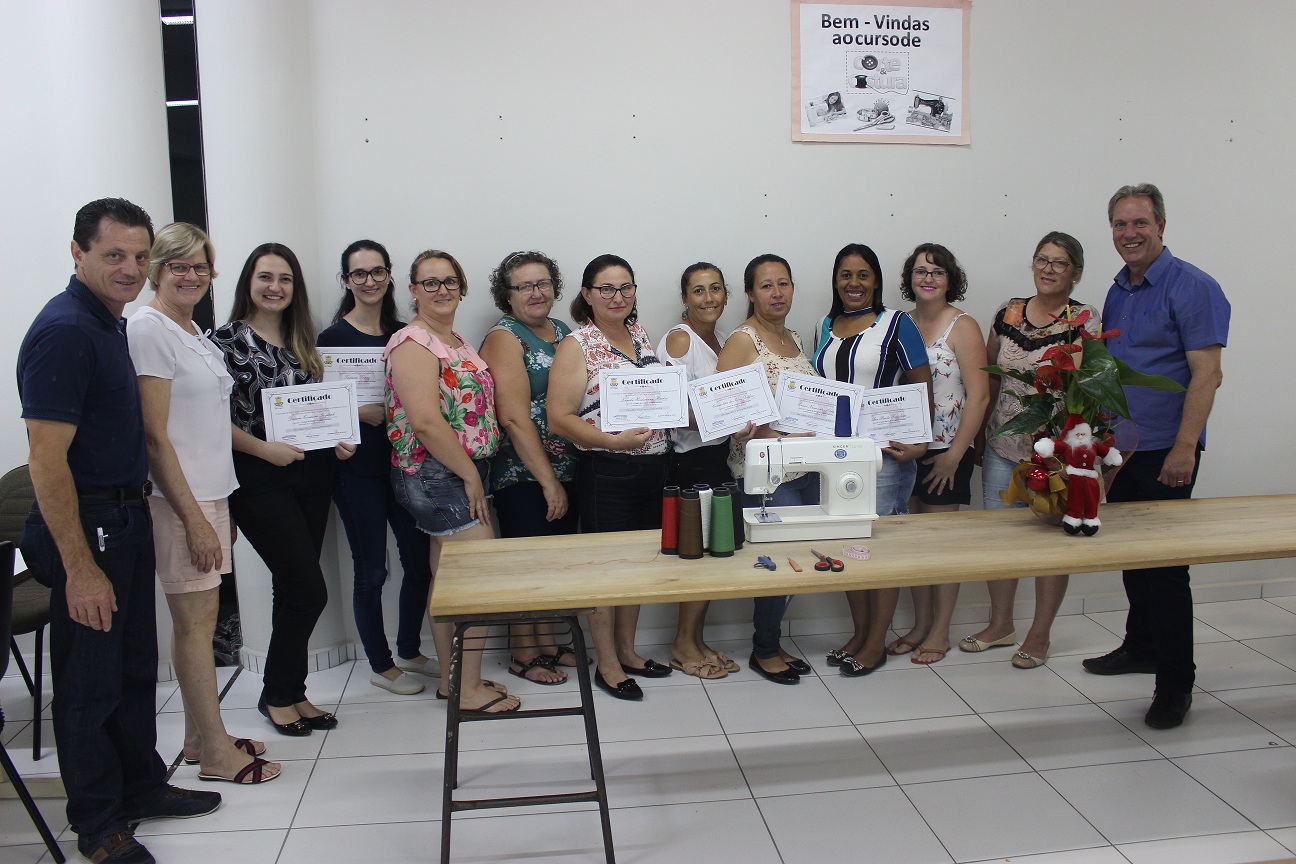 Mais 17 mulheres formadas nos Cursos de Corte e Costura
