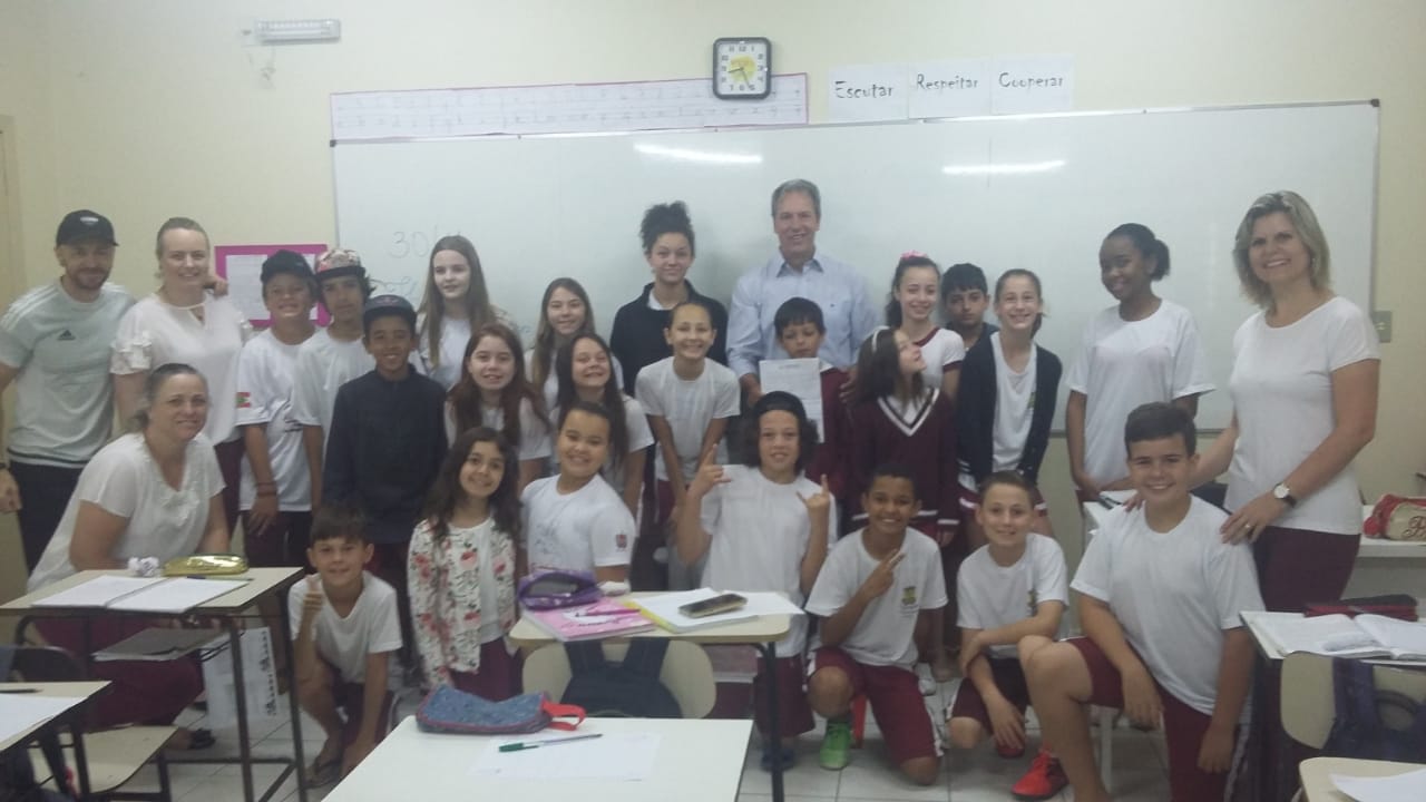 Alunos do 5º Ano Matutino do Centro Educacional Professor Henrique Buss pedem Coleta Seletiva de...