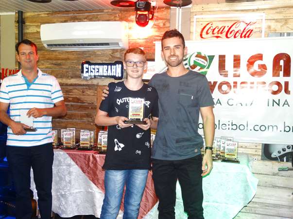 Voleibol de São Ludgero com três atletas considerados os melhores do ano de 2018