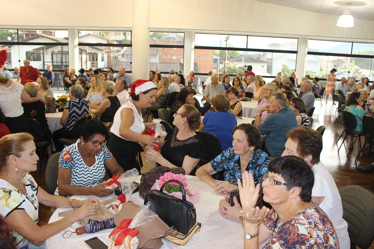 Mais de 300 idosos celebram chegadas do Natal e Ano Novo