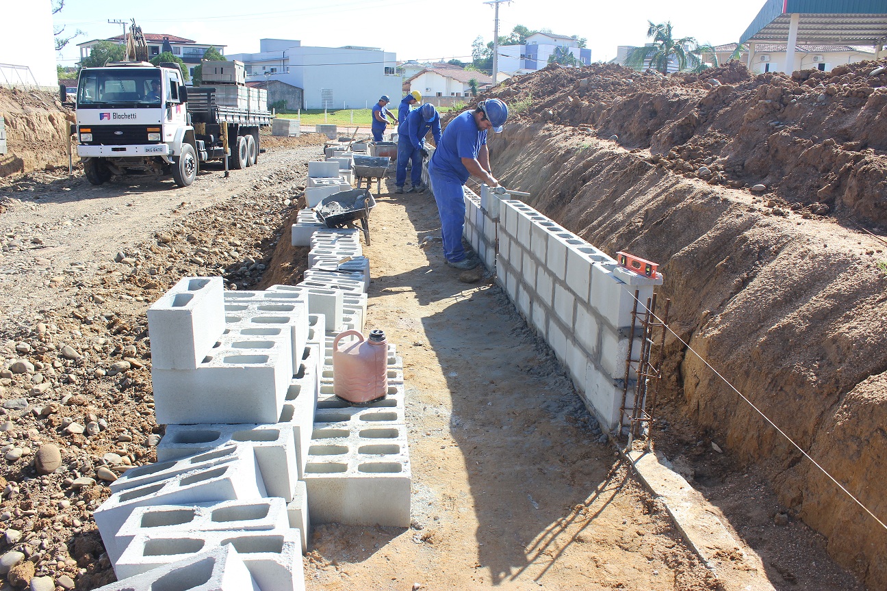 Construção da segunda ponte: previsão é que içamento da pista de rolamento que deslocou, na...