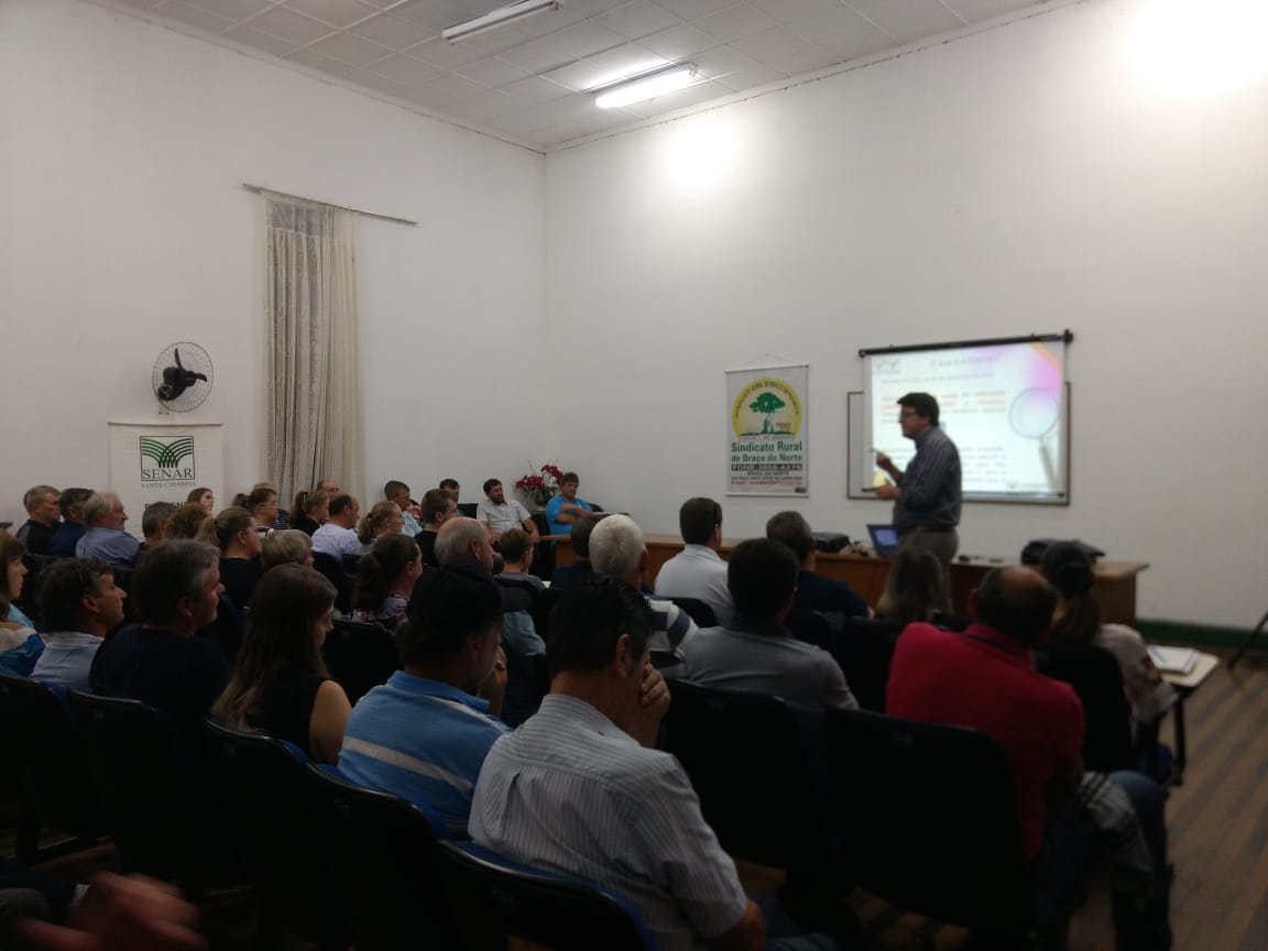 Auditório da Sede Administrativa Municipal de São Ludgero lotado de pessoas querendo entender...
