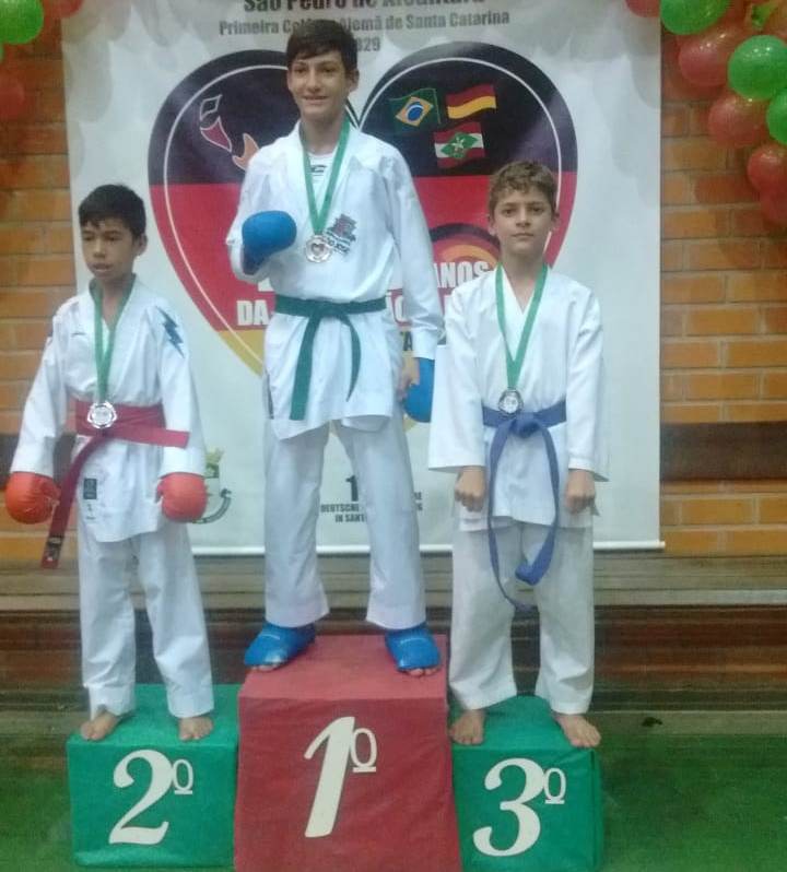 São Ludgero conquista 14 medalhas na 1ª Etapa do Campeonato Estadual de Karatê Interestilos