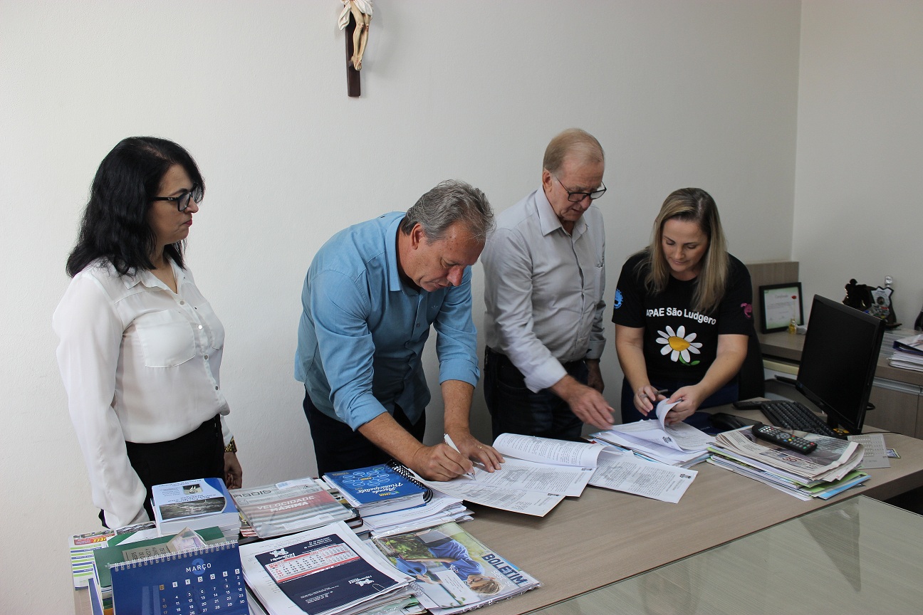 Assinado termo de repasse no valor de R$ 35 mil para investimentos na Escola Especial da Apae