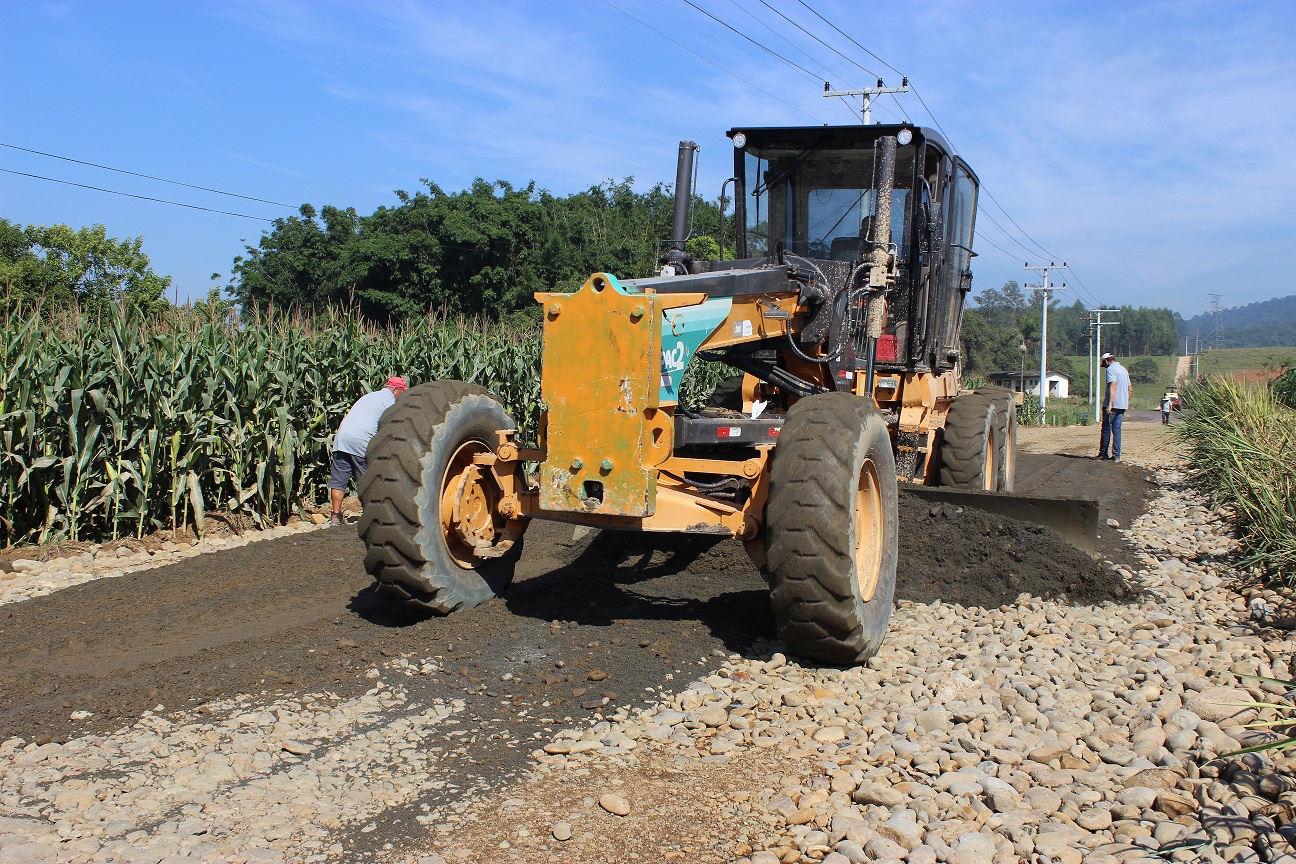 Equipe da Secretaria de Obras focada nos trabalhos para pavimentar 4,3 quilômetros da Estrada...