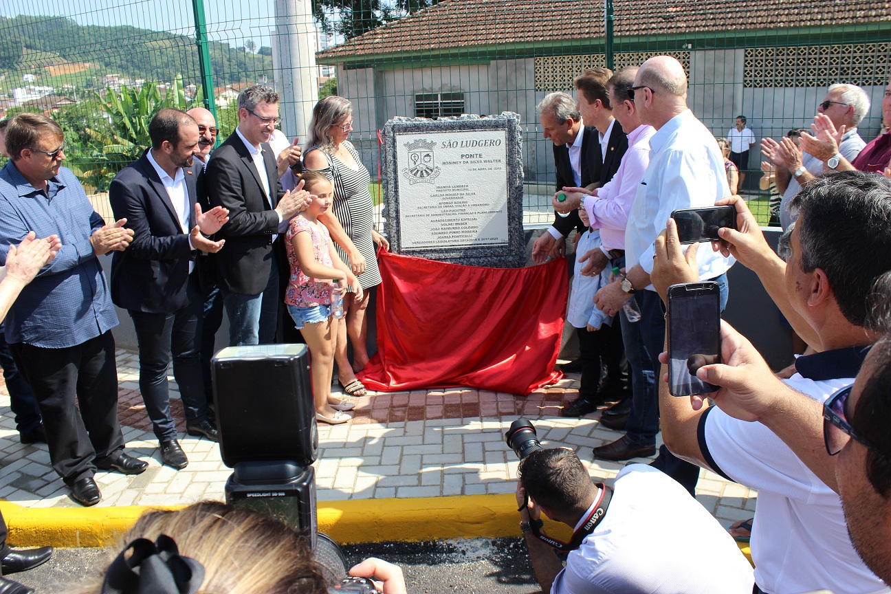 Travessia feita por autoridades e população inaugurou oficialmente a segunda ponte no centro da...