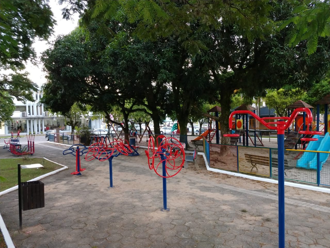 Equipamentos da Academia ao Ar Livre, na Praça da Igreja Matriz São Ludgero, passam por reforma...