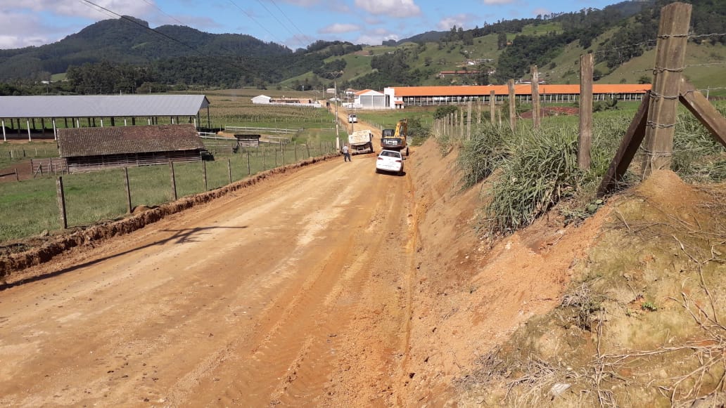 Equipe da Secretaria de Obras iniciou os trabalhos para pavimentar 1,9 quilômetro da Estrada Geral...