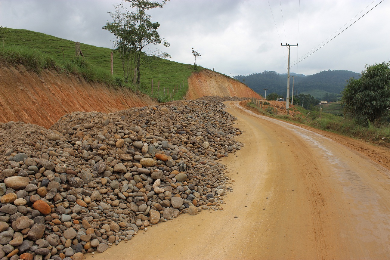 Trabalhos já iniciaram para pavimentar mais 500 metros da Estrada Geral Rio Pinheiros