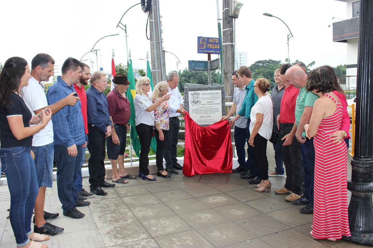 Ato solene oficializou de Adolfo Schlickmann nome de ponte construída na década de 70