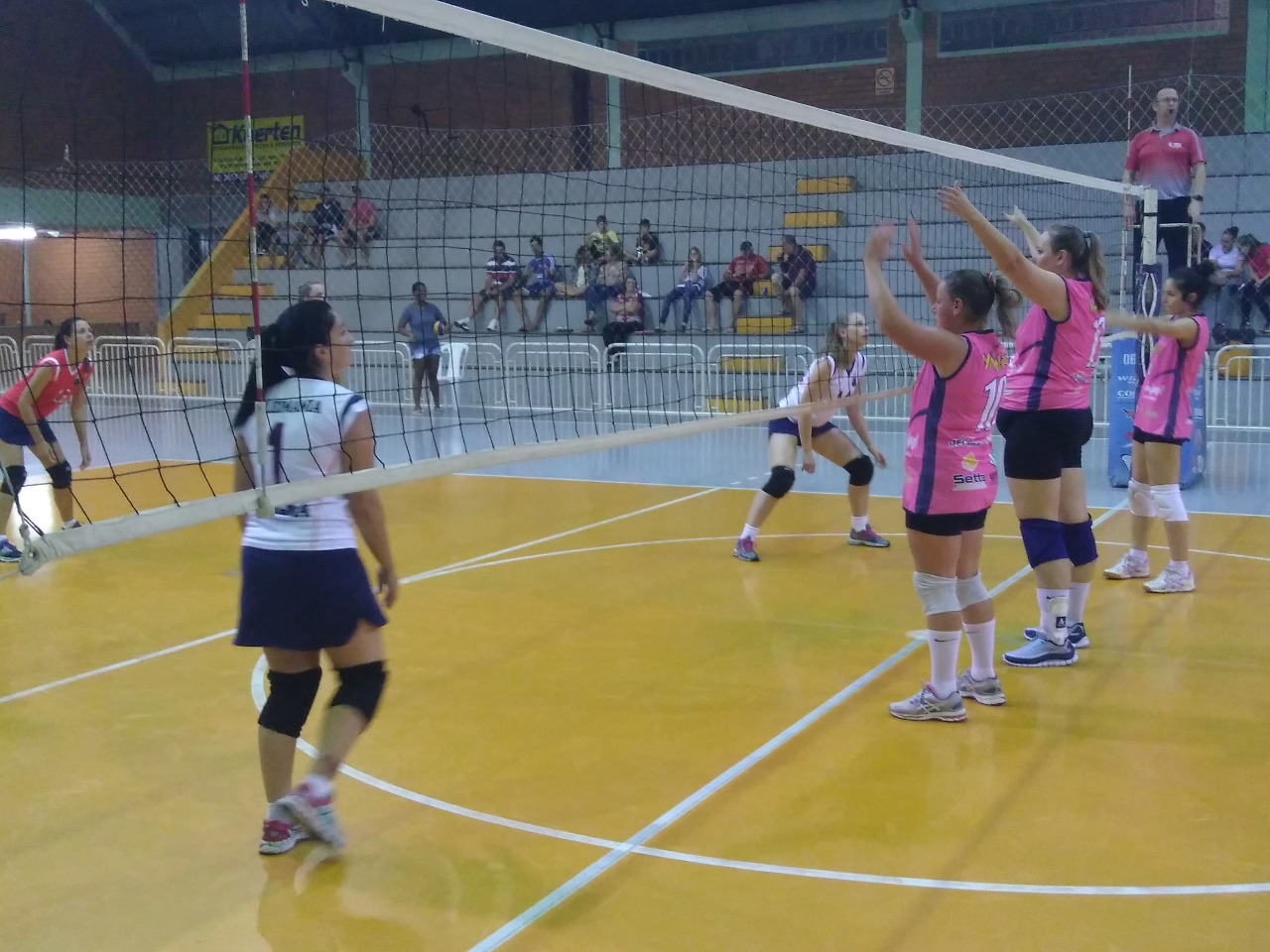 Vôlei Mania x Viva Vôlei e Carvoeiros/Criciúma x Braço do Norte. Quem leva a melhor nas finais...