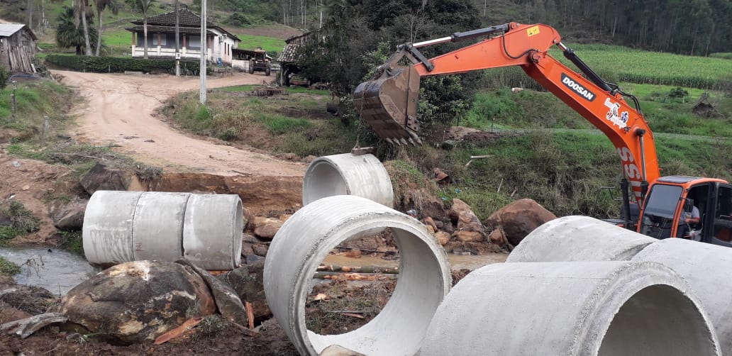 Recuperação de pontos específicos de vias e drenagens seguem em São Ludgero