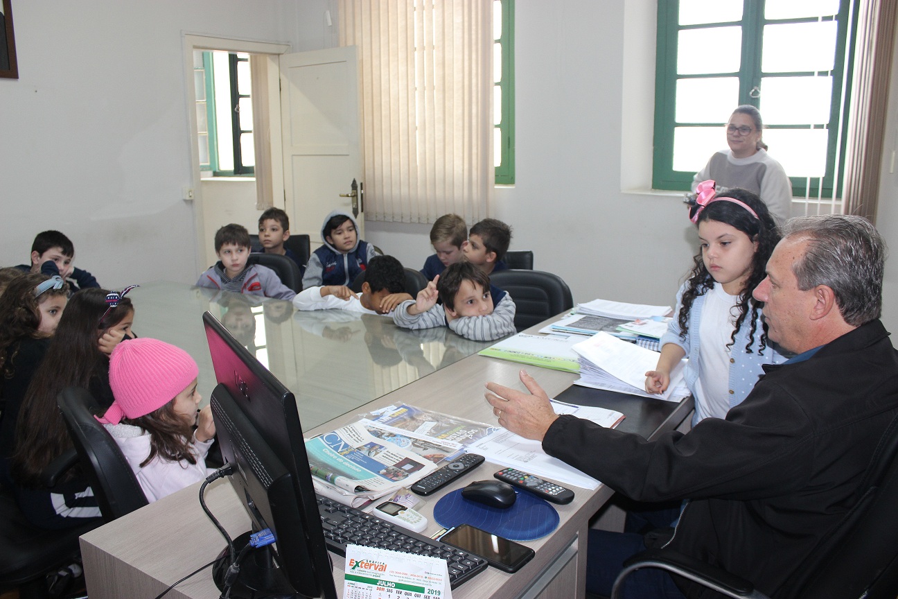 Alunos do 2º Ano Matutino da EEB São Ludgero conhecem a Prefeitura Municipal 
