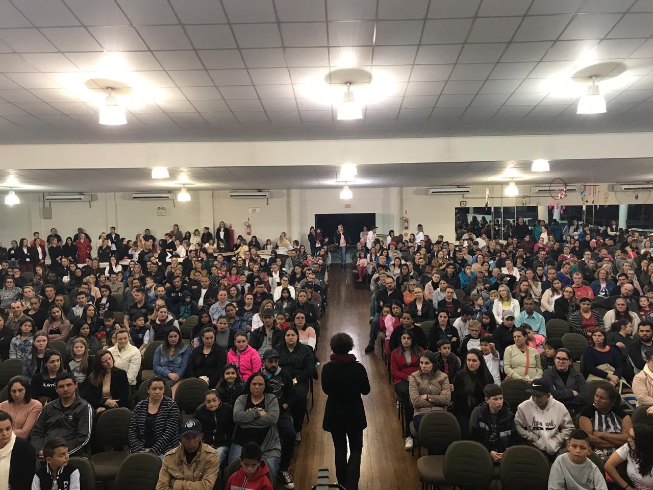 Mais de 600 pais comparecem à palestra promovida pela Rede Municipal de Ensino