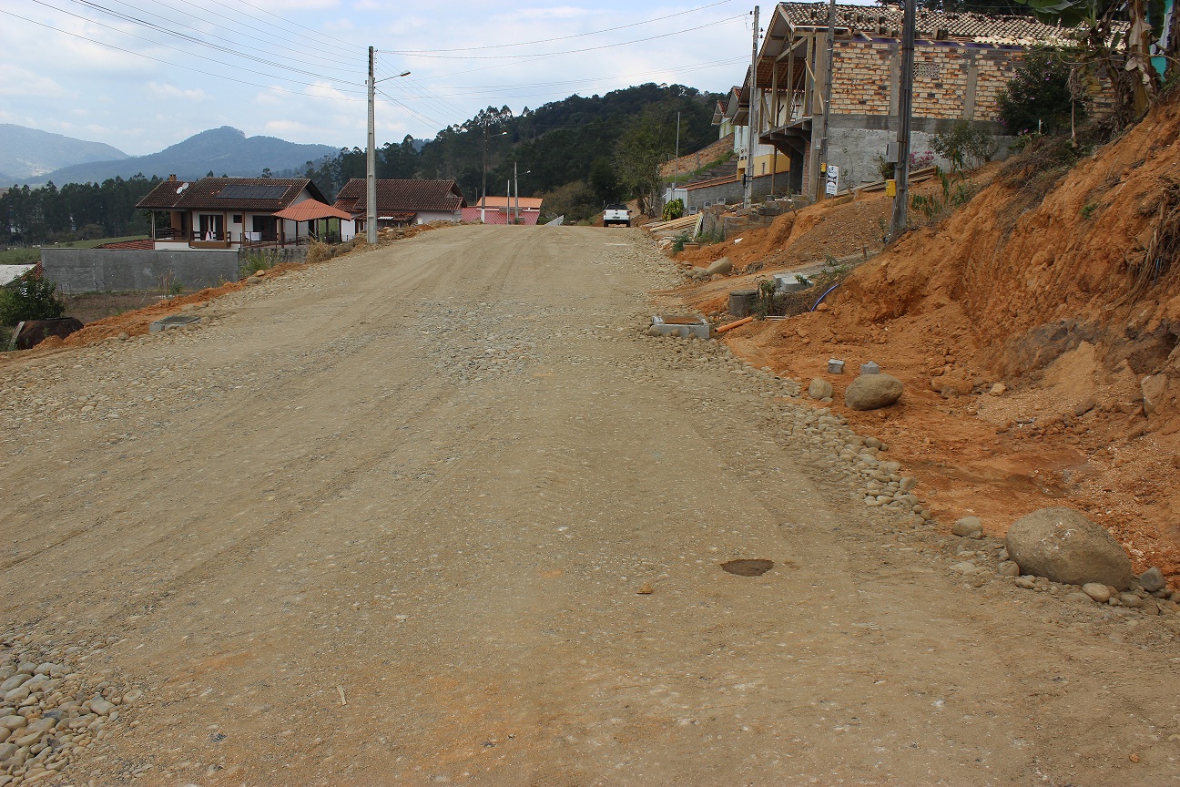 Equipe da Secretaria de Obras segue em bom ritmo os trabalhos para pavimentar os 35 trechos de rua...