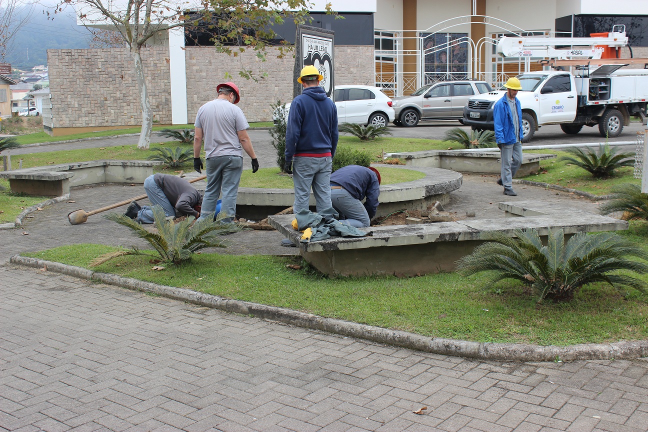 Parceria entre Prefeitura e Cegero resulta em reforma geral na iluminação da praça do Centro...