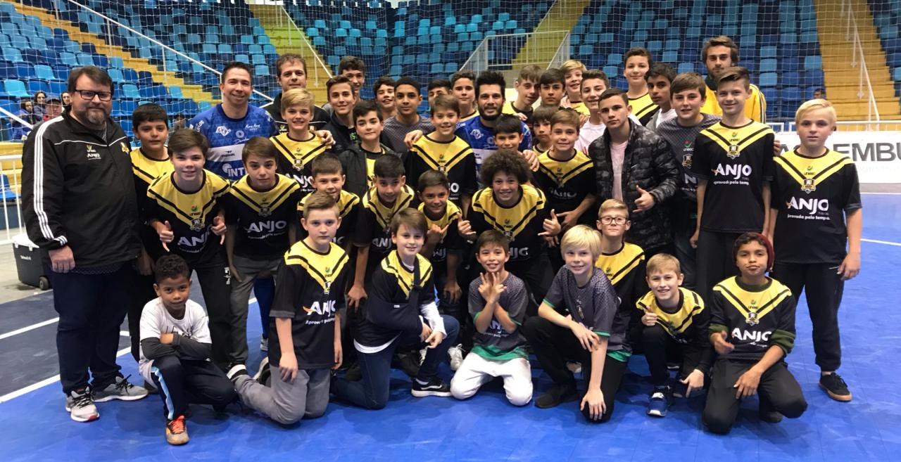 Alunos do Projeto Anjos do Futsal acompanham partida da Liga Nacional e conhecem craques Keké e...