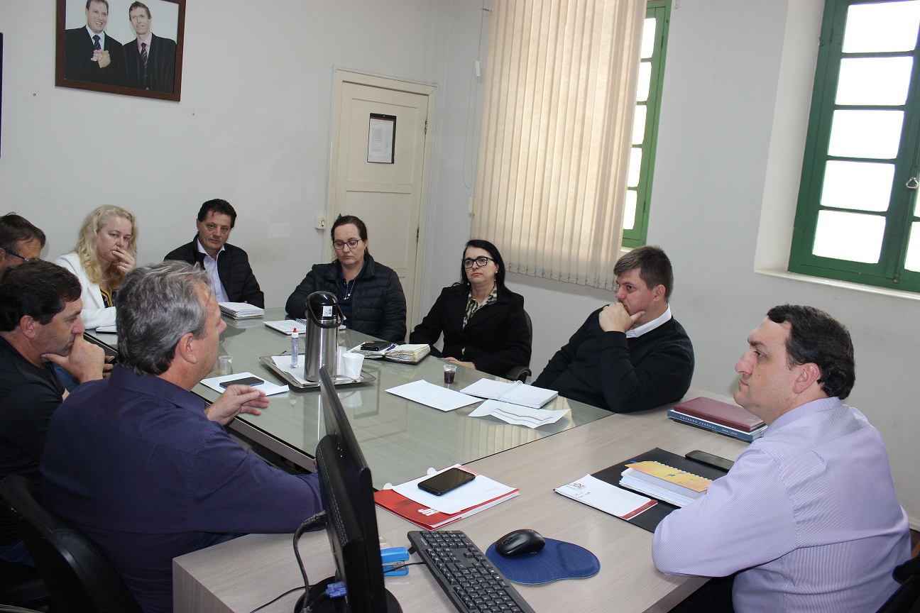 Reunião trata da questão financeira, concursos públicos e o planejamento dos trabalhos para os...