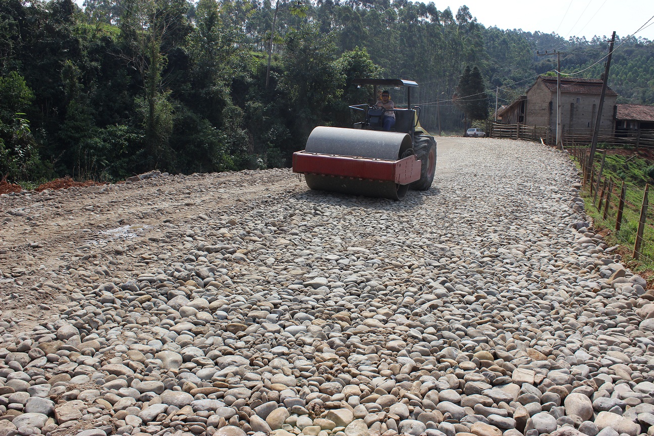Equipe da Secretaria de Obras na compactação da sub-base para pavimentação do acesso a...