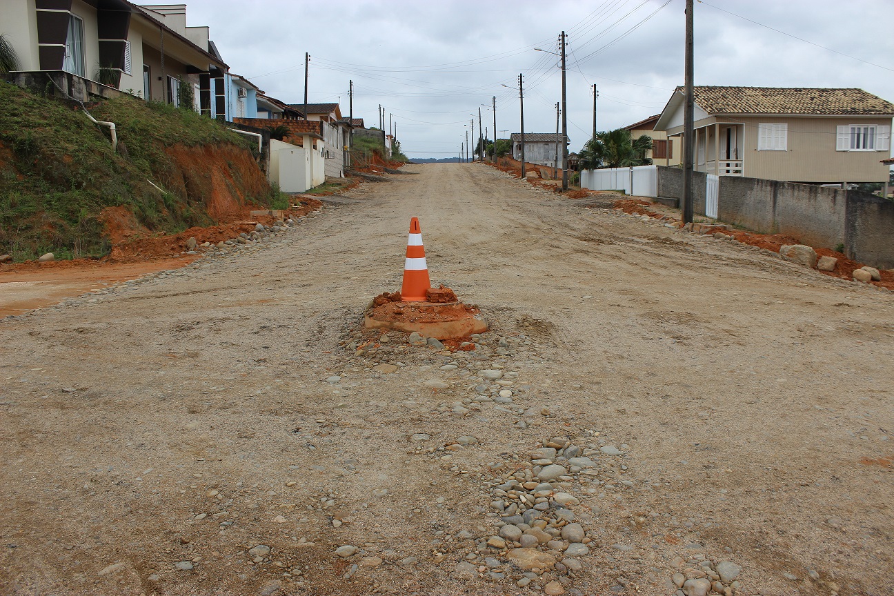 Rua Sebastião Ângelo Sizenando, na Encosta do Sol, pronta para a empresa BCL seguir com os...