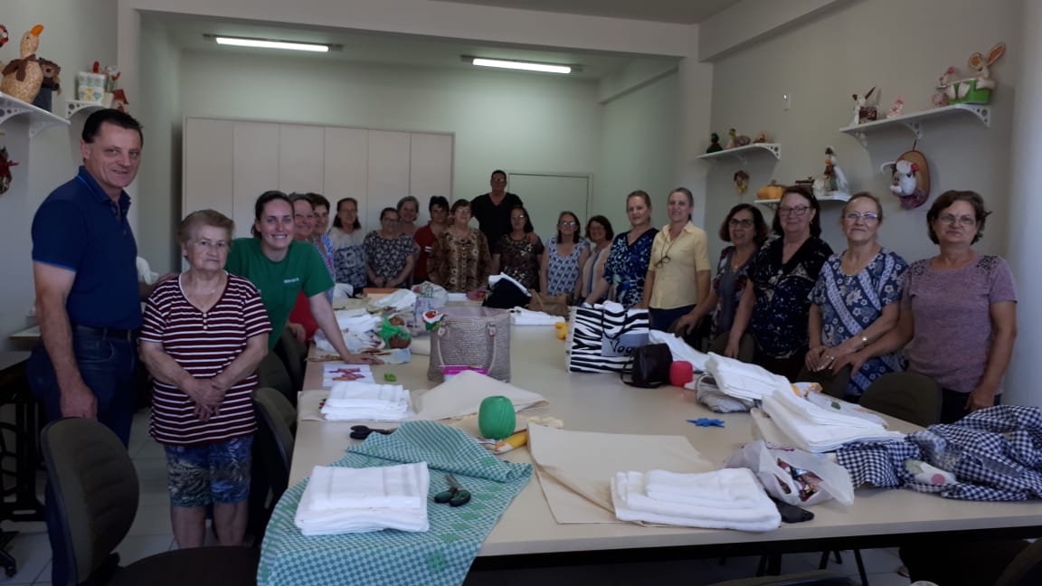 Integrantes dos Clubes de Mães de São Ludgero recebem toalhas