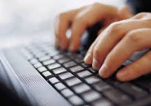Prefeitura disponibiliza local com computador e internet para pessoas fazerem inscrições aos...