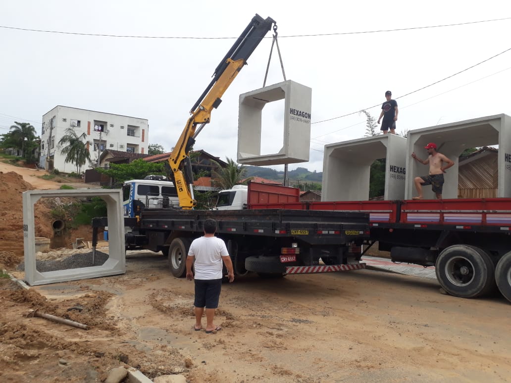 Peças pré-moldadas para construção de galeria na divisa dos bairros Encosta do Sol e Bela Vista...