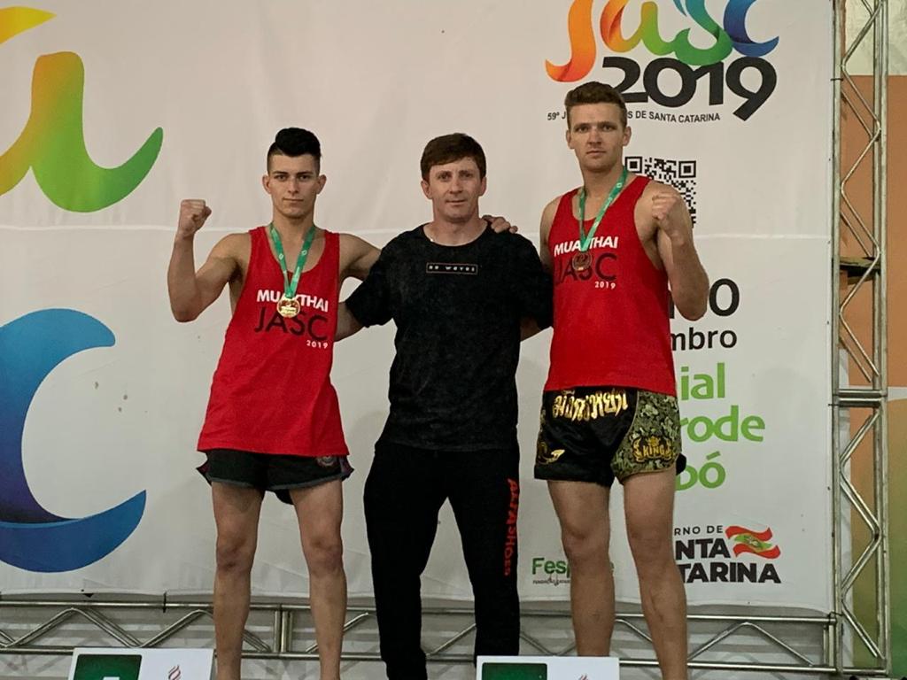 Muay Thai de São Ludgero brilha nos Jogos Abertos com ouro conquistado por Vitor Oliveira e bronze...