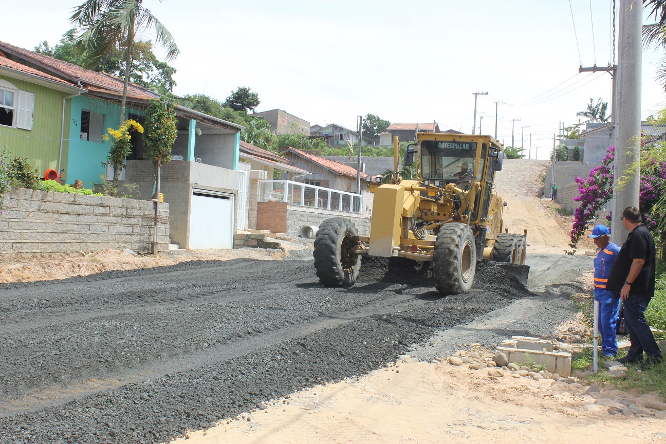 Equipe da Setep Construções trabalha para em breve colocar camada asfáltica na rua Jacó Becker 