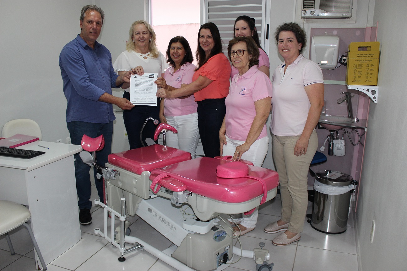 Rede Feminina de Combate ao Câncer recebe da Prefeitura nova maca que auxilia nos exames...