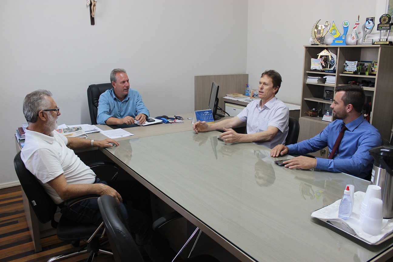 Prefeito Ibaneis Lembeck recebe lideranças de Lauro Müller