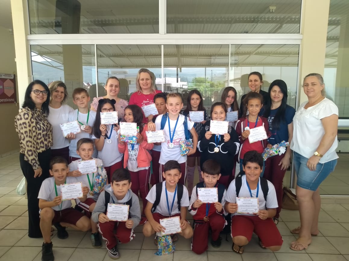 Alunos do CE Professor Henrique Buss que se destacaram na Olimpíada de Matemática receberam...