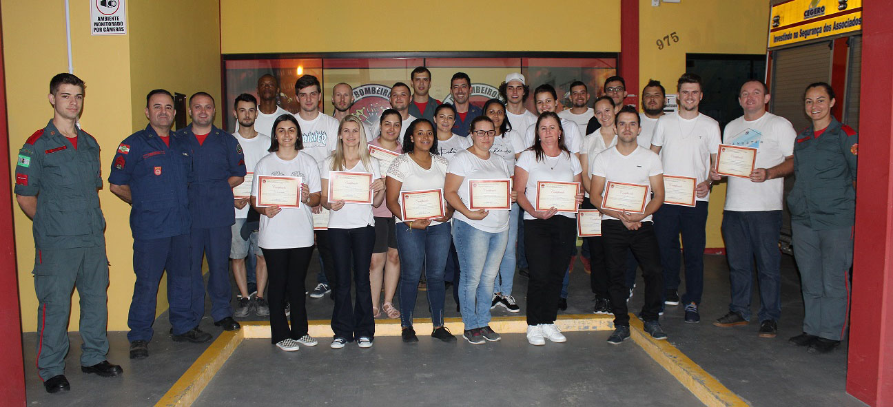 Participantes do Curso Básico de Atendimento a Emergências (CBAE) recebem certificado
