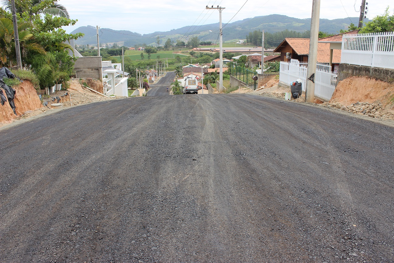 Tudo pronto para trecho da Jacó Becker, em São Ludgero, receber camada asfáltica