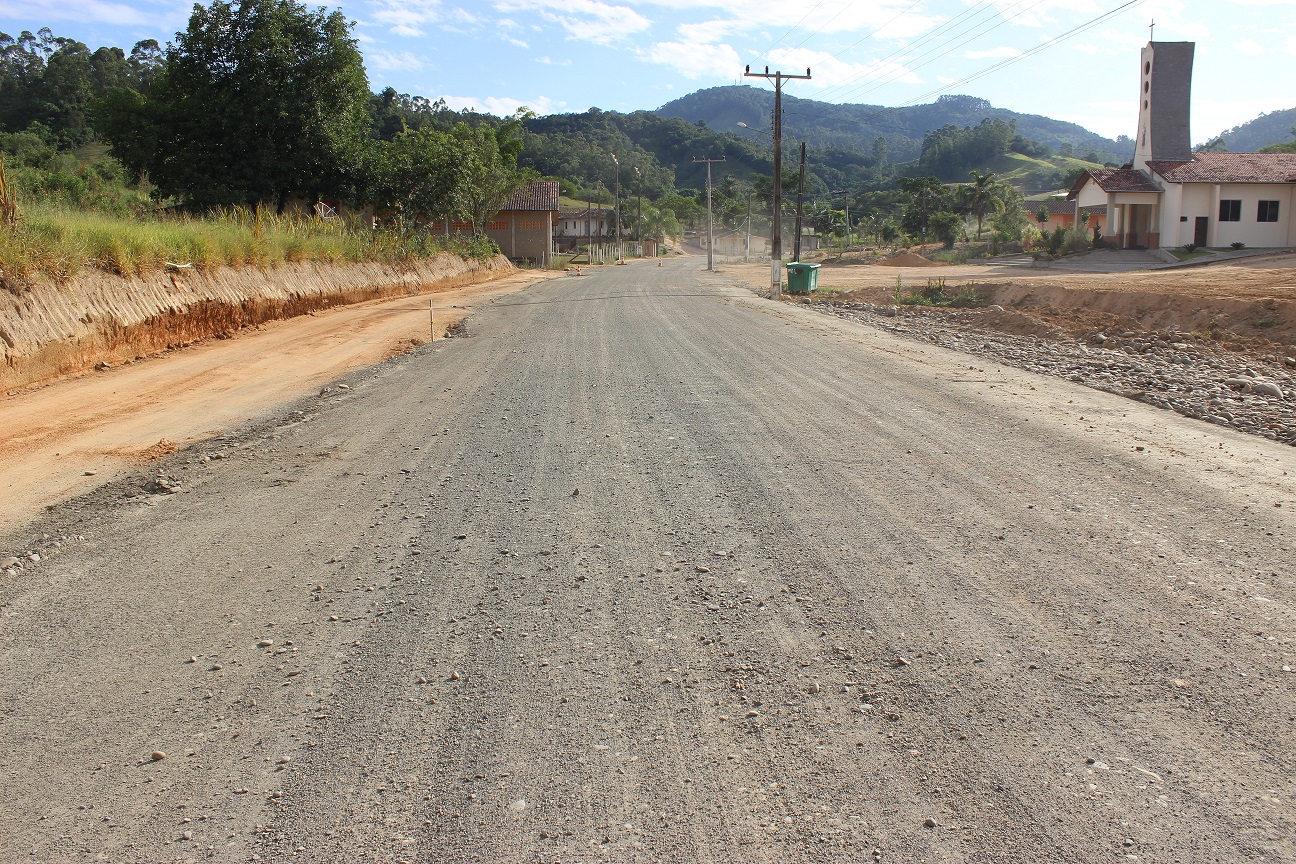 Mais 280 metros de pavimentação na rua Hermínio Baggio no bairro Santo Antônio