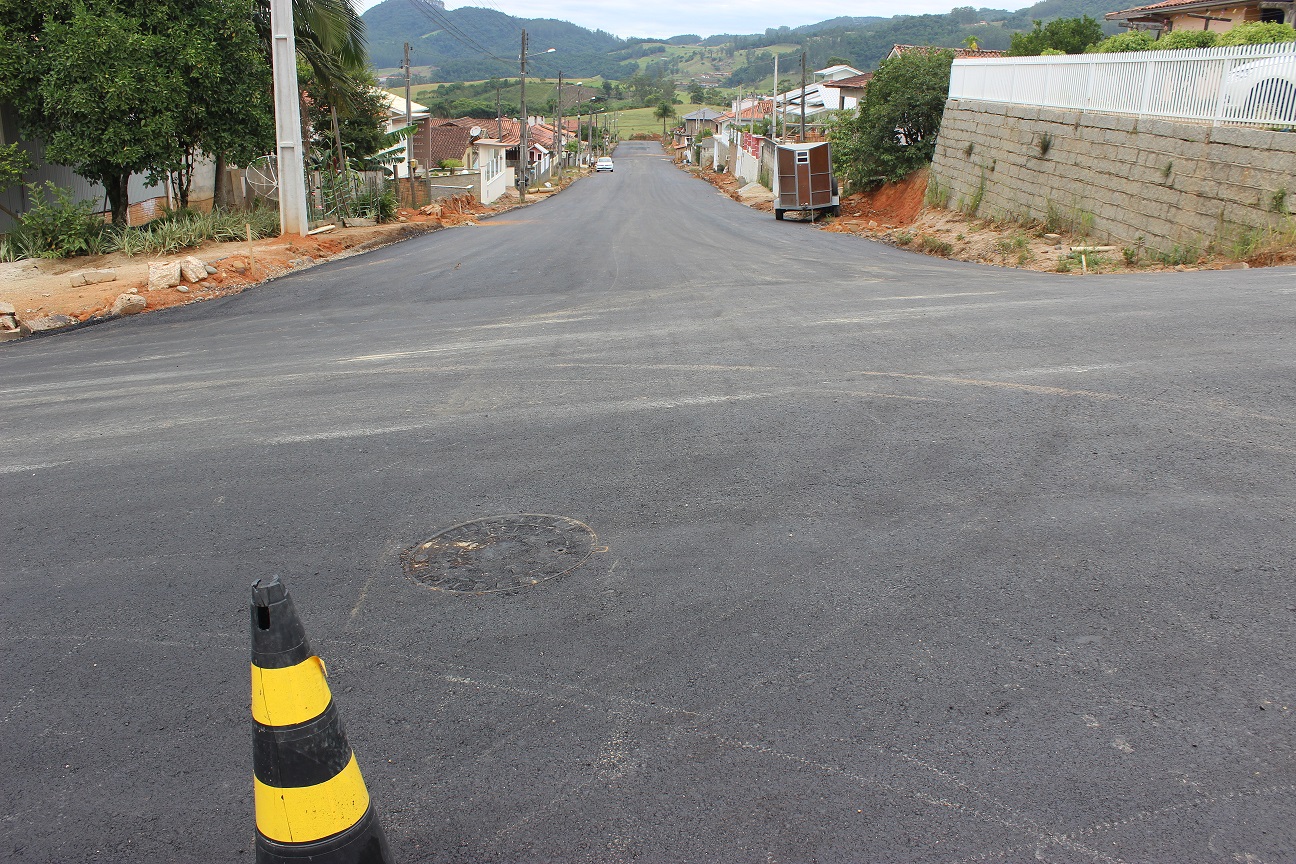 Asfalto é realidade na rua Prefeito Luiz Füchter no bairro Encosta do Sol